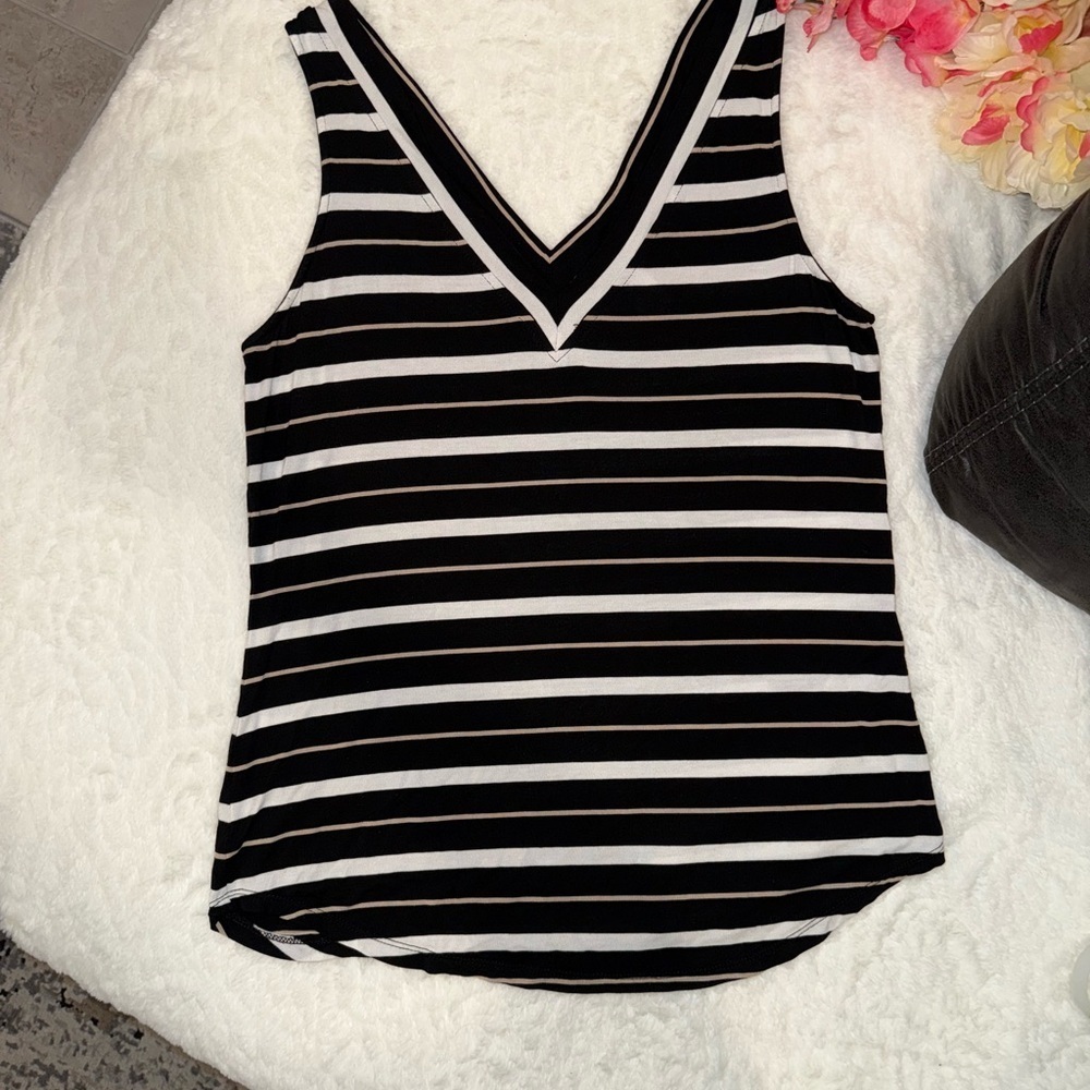 3 x 20$ White House Black Market V-Neck Striped Tank Top Size Small